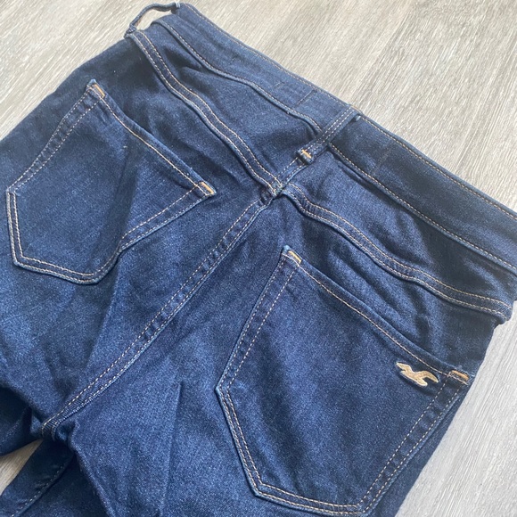 Simple Hollister Jeans - Picture 2 of 4